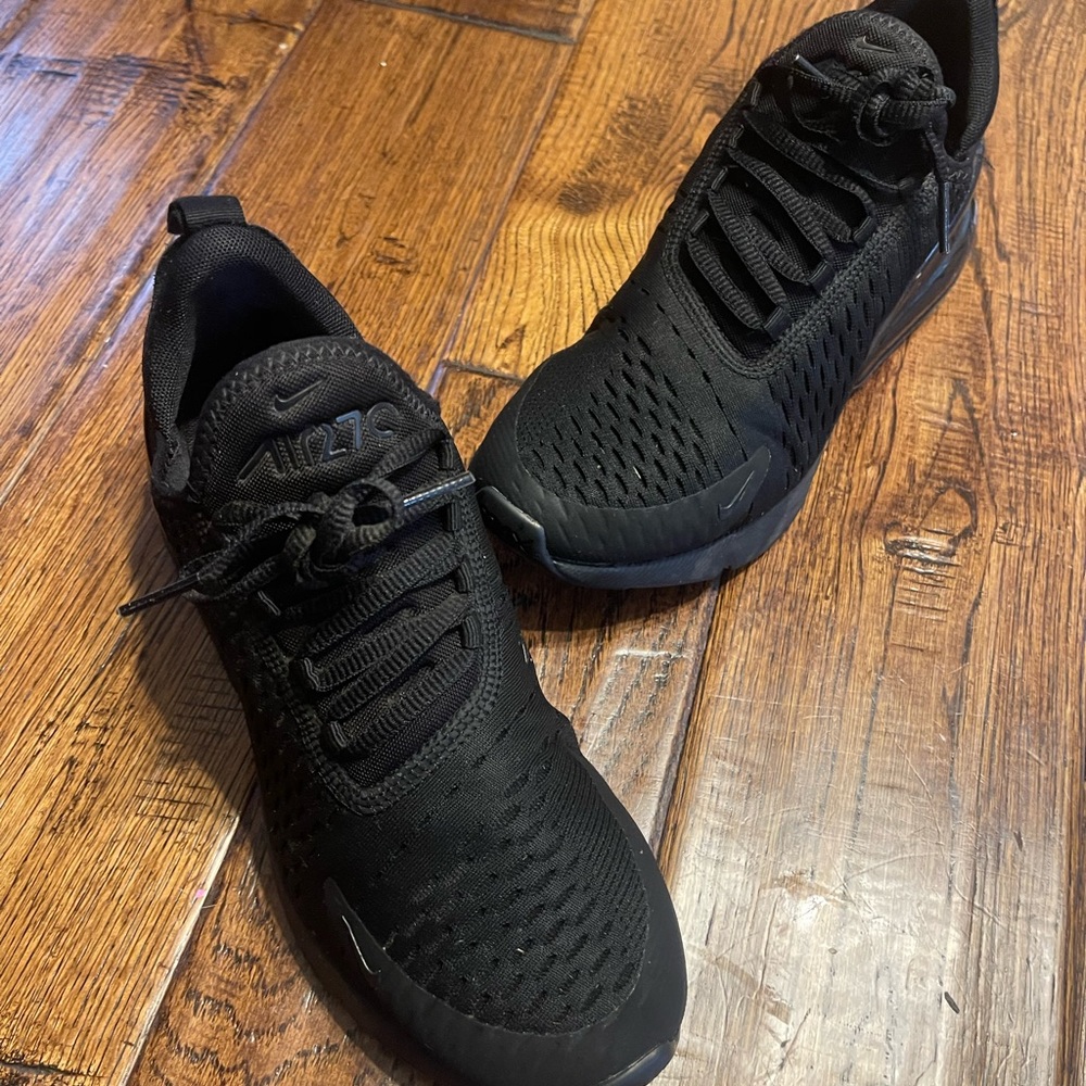 Triple black Nike 270